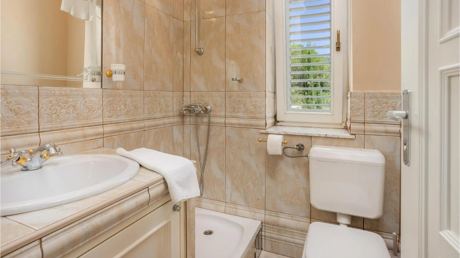 Semesterbostad 6 Bedroom Awesome Home In Rab Palit